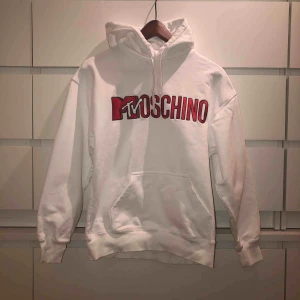 - Populär limited edition hoodie från samarbetet mellan Moschino och H&M. Använd knappt 1 gång så i nyskick. Originalpris ca 700kr (69,9$)🦋högsta budet ligger nu på 575kr💓möts upp i Stockholm annars står köparen för frakt! 