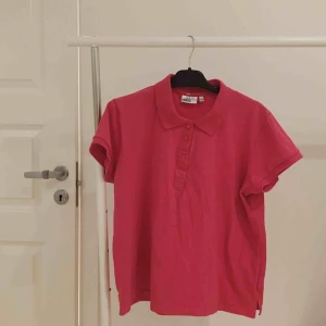  - rosa skitsnygg pikétröja 