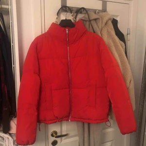  - Röd jacka utan luva, använd ett fåtal par gånger men den är som ny!🥰 Sitter bra i storleken och man håller sig varm om vintern!