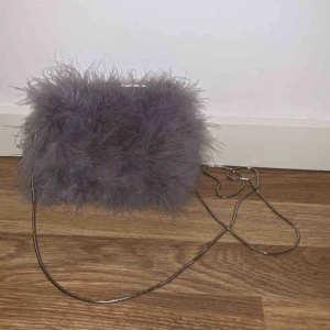  - Liten söt väska, fäller lite men tror alla sånna väskor/plagg gör det i början innan man börjar använda dom mer. Helt oanvänd 😊