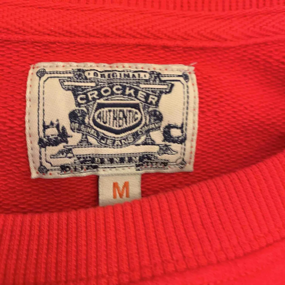 Röd sweatshirt från Crocker Jeans. Använd 2 ggr så i toppskick.. Hoodies.