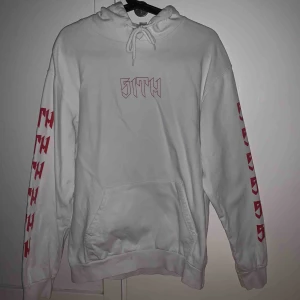  - Cool hoodie från divided som passar bra till halloween. Använd väl men i gott skick. 