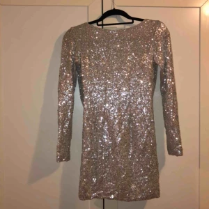  - Super snygg ”nyårs klänning” aldrig använd 