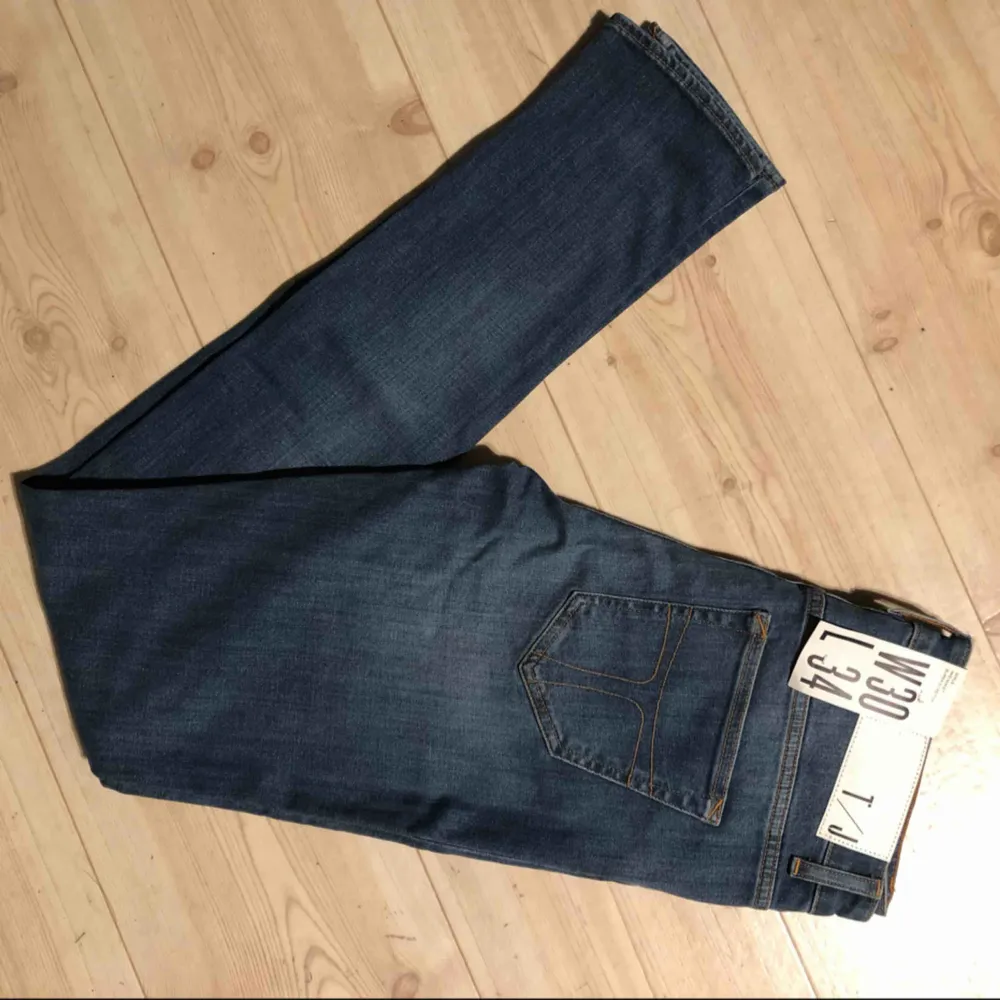 Säljer ett par helt nya tiger of sweden jeans i storlek w30/L34. Nypris 1299kr. Kan mötas upp eller frakta . Jeans & Byxor.