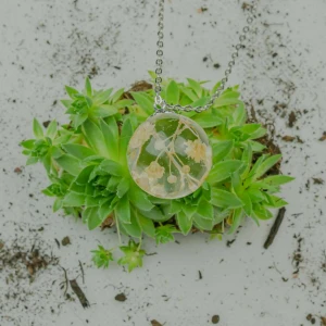  - Handgjort smycke med ingjutna blommor, lång kedja🌿