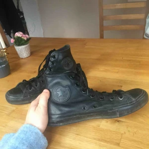  - Skit coola svarta Converse i läder!