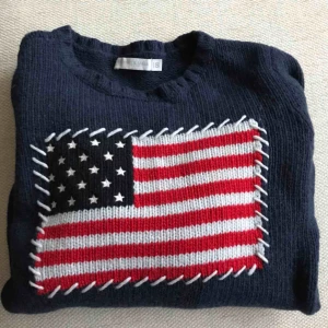  - Säljer denna North Sails mörkblå stickade tröjan i ull med amerikansk flagga på. I bra skick. Storleken är S men den passar mer som en XS. 
