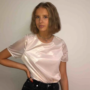  - Snygg ljusrosa t-shirt i glansigt material!!😍