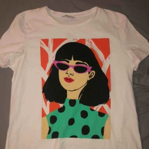  - Snygg t-shirt me tryck på ifrån Zara. Köpt för nån månad sen men har tyvärr aldrig kommit till användning