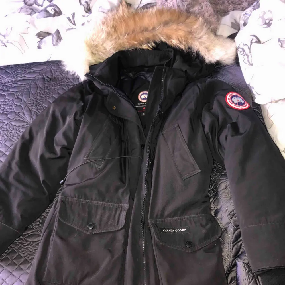 Säljer min canada goose jacka modellen trillium parka i bra skick storlek S. Jackor.