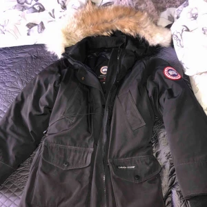  - Säljer min canada goose jacka modellen trillium parka i bra skick storlek S