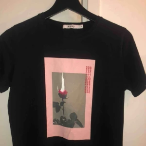  - Sjukt snygg T-shirt med tryck ifrån NA-KD. Väldigt sparsamt använd💗🤩