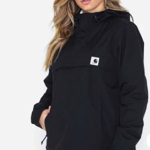  - Säljer min älskade Carhartt jacka eftersom den har blivit för liten. Den är i nyskick och sparsamt använd. Väldigt bra material som passar både under hösten och vinter då den har fleece material inuti. Nypris 1799 kr. 