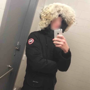  - Säljer en äkta canada goose parka i storlek M den är oxå i väldigt bra skick!!