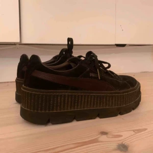 puma x fenty - PUMA X FENTY skor. limited edition. sparsamt använda. lite dammiga men inga fel på dem alls. NYPRIS 1400  Platåskor med sammetsmaterial!! dösnygga 25,5 centimeter om man vill mäta sin fot💘