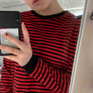 Snygg svart och rödrandig tröja från H&M🤩✨
