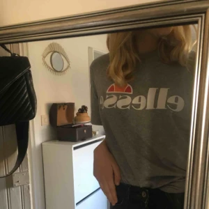  - Coolaste tishan från ellesse!! Använder inte pga inte riktigt min stil! Så lätt att ha till vardags eller träning😉😉😉 såå skönt material🥰🥰🥰 Köpt på stadium för 250kr