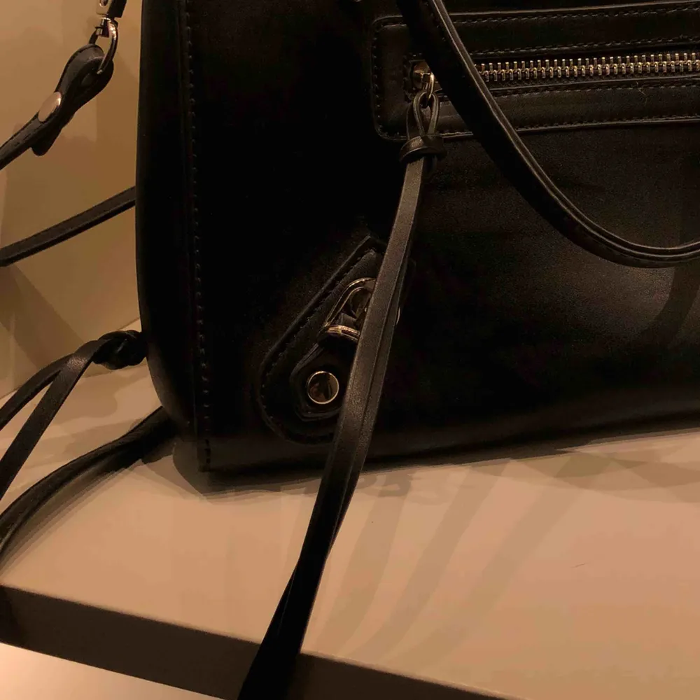 Snygg svart väska, knappt använd, är nästan i nyskick KAN SKICKAS IDAG- frakt 63kr. Accessoarer.