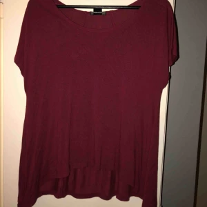  - Vinröd tröja från ellos, längre där bak. Det finns 2 sömmar längst ryggen, storleken går inte att se men gissar att den är M eller L. Köparen står för frakten.