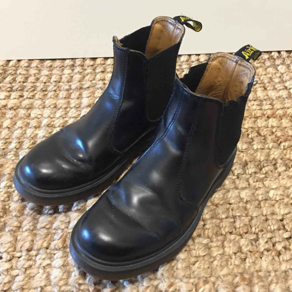 Dr Martens Chelsea boots i strl 38. Lite nötta (se bild tre) men världens skönaste skor! Nypris är 1650 kr.. Skor.