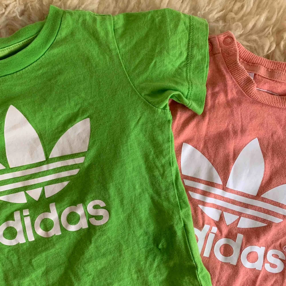 Två fina t-shirts säljs i paket. Den rosa är i strl 9-12 mån och den gröna 12-18 mån men de är likvärdiga i storlek. Djur-och rökfritt hem.. T-shirts.