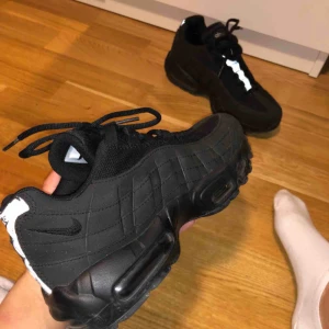  - svarta Nike air Max 95, så gott som nya, använda 1-2 gngr. Buda gärnaaa 