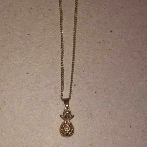  - Ett super gulligt halsband med en liten ananas på!💞💞 Aldrig använt och har inte rostat någonstans☺️ frakt: 25kr