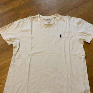  - T-shirt i bra skick. Storlek S  Porto 24kr