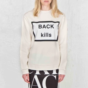  - BACK sweatshirt strlk 40. Trycket fint! Upptäckte några diffusa prickar vid syning, har försökt att fånga dessa i extrafoton. Avhämtas eller skickas mot 63:-