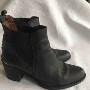  - Höstskor med SNYGG detalj vid hälen!