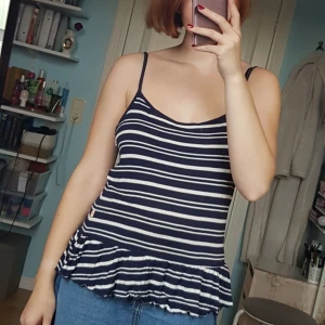  - Löst sittande bomullslinne med en gullig veckad kant från Holly & White by Lindex