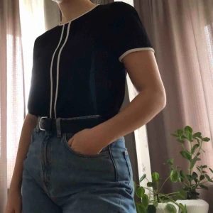  - Stilren svartvit blus i T-shirtmodell från Zara. Säljs på grund av att jag växt ur den. Lappen säger strl L, men jämför man med normala storlekar är den strl S-M. 