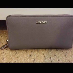 - Dkny plånbok äkta 