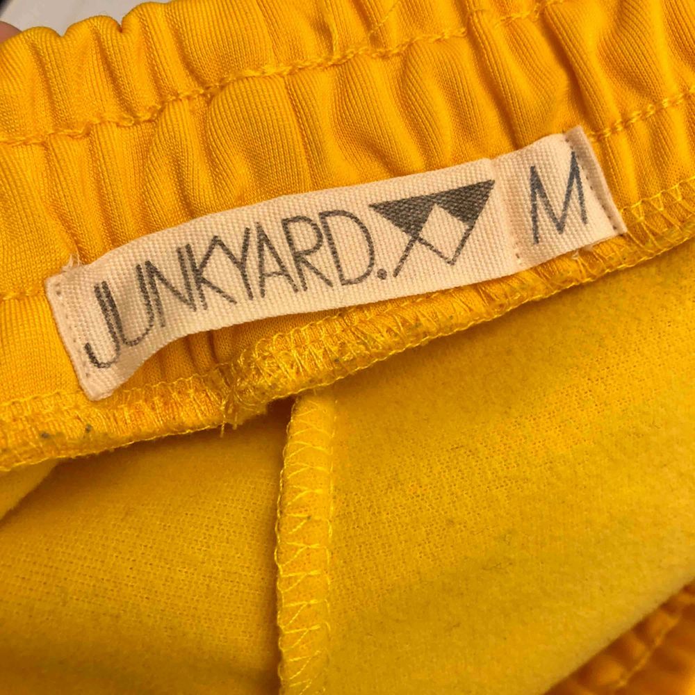 Checkered joggers från Junkyard ✨ Storlek M, använda ett fåtal gånger men har några mindre fläckar vid resoren fram! Kanske går att få bort, inte försökt 🌼. Jeans & Byxor.