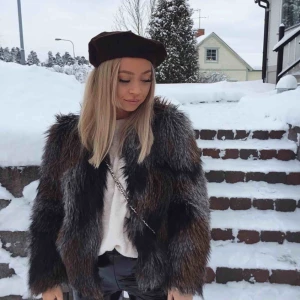  - Säljer denna fina fuskpäls från H&M! Den är i fint skick, storlek 38 men passade mig perfekt som använder storlek 36! Köparen står för frakten ✨