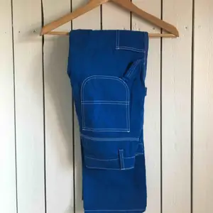 Womens Dickies Cobalt Blue Carpenter Pant köpta på Urban Outfitters i NYC. Använda enstaka gång, är som nya! Midjan är 25 och längden är OS. Jag är ca. 166 cm. Frakt tillkommer alternativt mötas upp i Gbg.