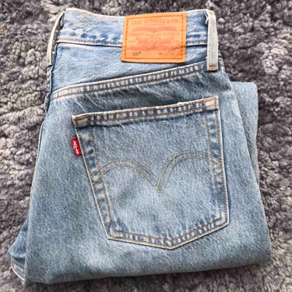 Levi’s jeans i modell 501  Köpta i somras, fint skick, nypris 1 100kr Frakt ingår i priset    Betalning görs via swish. Jeans & Byxor.