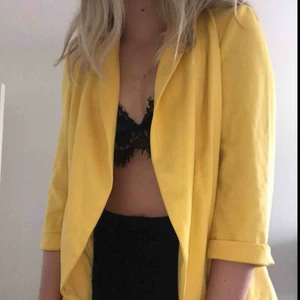  - Snygg blazer/kavaj från Vero Moda i stark gul färg! Använd 1 gång, därmed fint skick. Passar allt från XS-M, beroende på hur man vill att den ska sitta (jag själv är en S). Frakt tillkommer💛