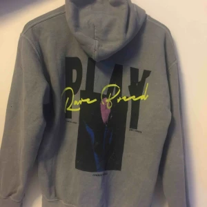  - En grå unik hoodie från urban outfithers. Med coolt tryck i bak! 