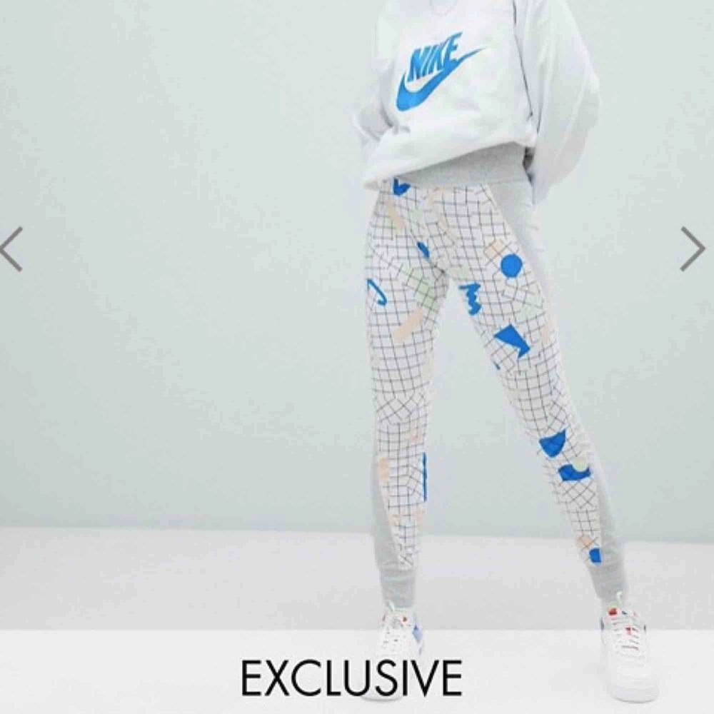 Exlusive limited collection nike leggings (great for working out and for loungewear as well)  Size: s but good fit for s/m 36/38. Huvtröjor & Träningströjor.
