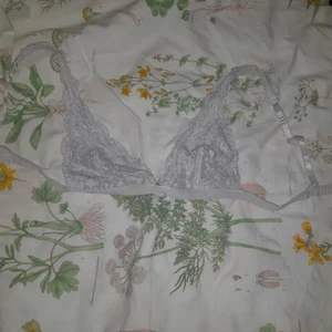  - En vit gullig Monki bralette. Alldeles för liten för mig som är en m/L i Monkis bh storlekar. Så rekommenderar denna till dig som har storlek xs i vanliga fall.   OBS! Jag har endast uppe denna vara i två veckor! Så passa på! Den 4/11 tar jag alltså bort våran och skänker den!  