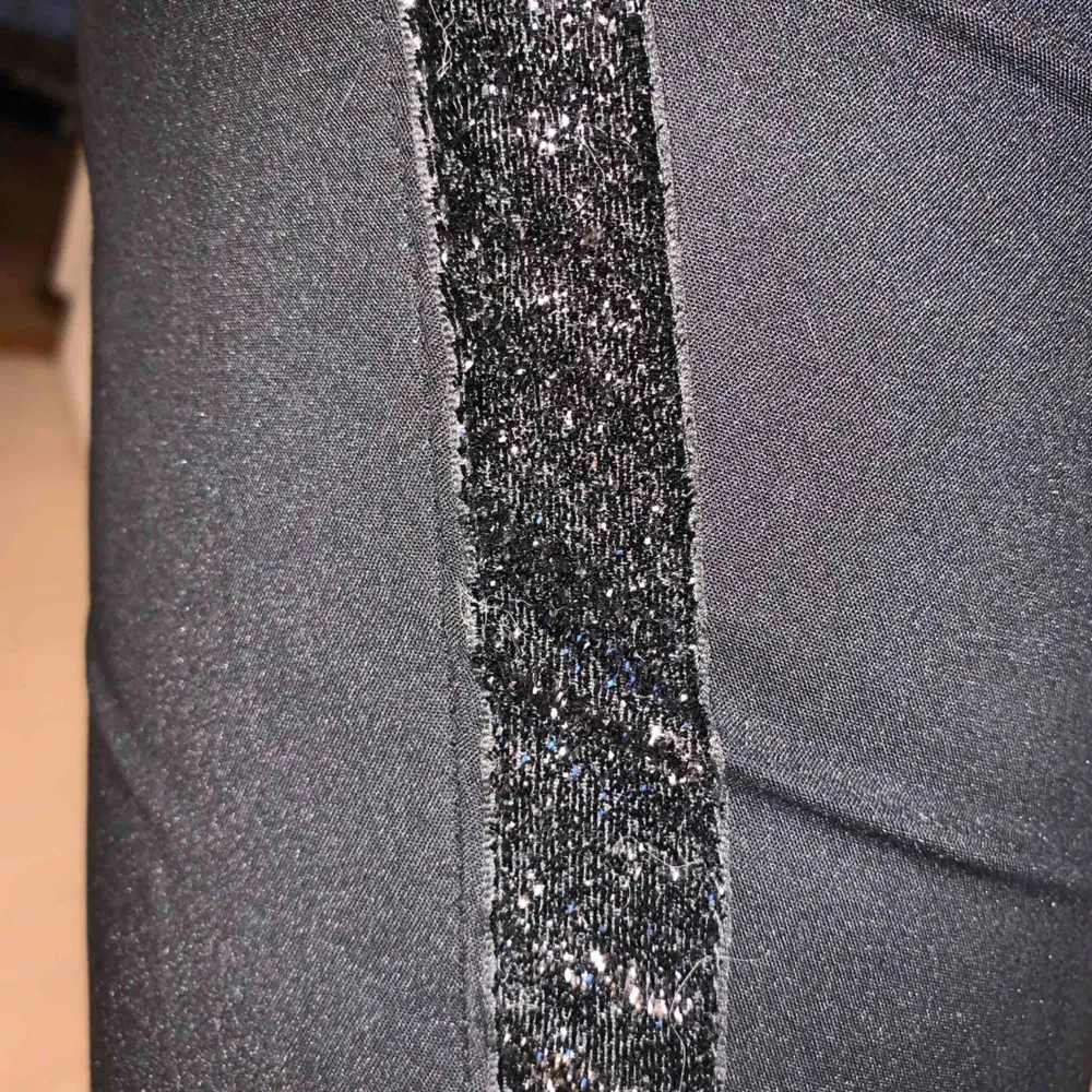 Sjukt snygga kostymbyxor med glitter längs benen! Perfekta till fest. Använda 1 gång. Frakt på 32kr tillkommer . Jeans & Byxor.