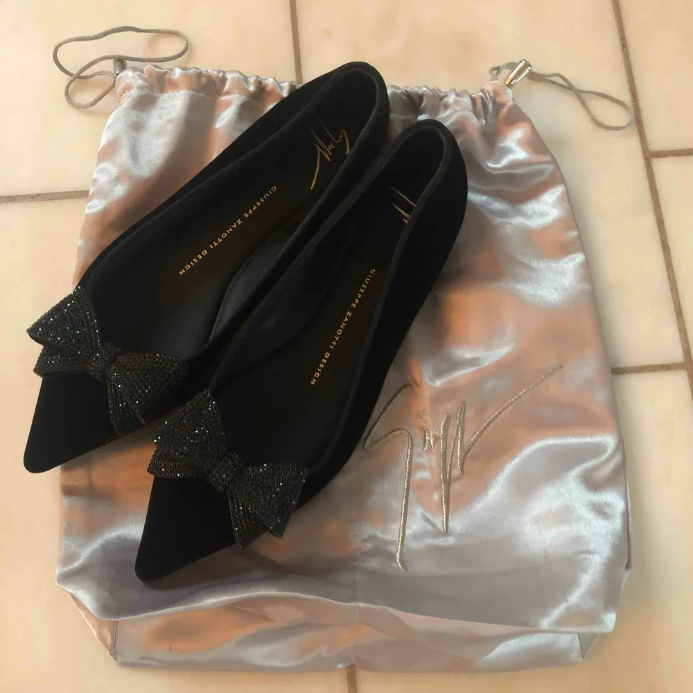 Svarta ballerinas i sammet med glitterrosetter från Giuseppe Zanotti. Köpta för 4900 kr. Använda endast en gång inomhus. Lyfter en hel outfit! . Skor.
