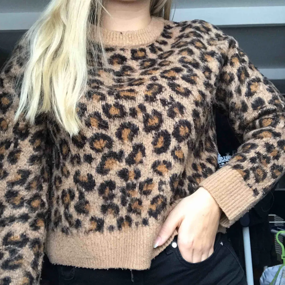 Leopard tröja som är perfekt nu till hösten! Älskar den men den används inte längre så nu säljs den, fråga ifall du har frågor❤️😊. Hoodies.