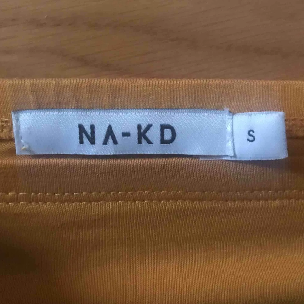 En långärmad off shoulder tröja från NA-KD. Superskönt material, fin lejongul färg🌸 oanvänd! . Toppar.