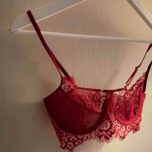  - Skitsnygg spetsbh köpt här på Plick!! Storleken är mer anpassad för s än m, frakt kan tillkomma😘😘