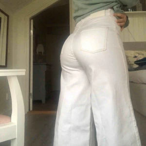  - Skitsnygga jeans med bruna sömmar från Carin Wester i storlek 36, passar mig med storlek XS/S. Endast använda två gånger och köptes för 500kr👍🏼 köparen står för frakt 