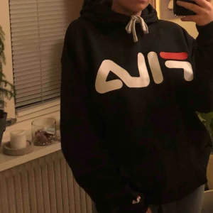  - Fila hoodie i stl L, passar S-XL beroende på hur du vill ha den! Frakt tillkommer💓 den är i fint skick o så