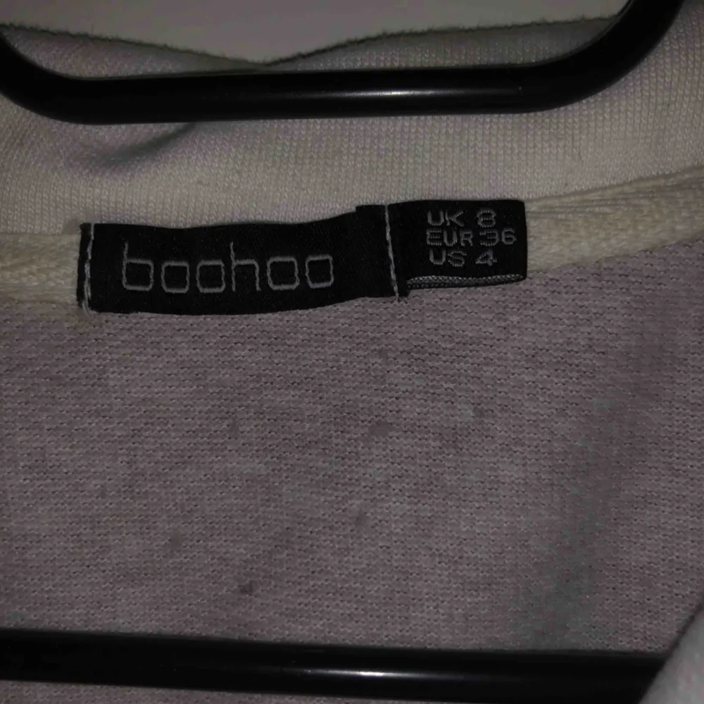 Långärmad magtröja från boohoo.com, säljer pga att den är för liten för mig. Frakt på 50kr tillkommer🌸. Toppar.