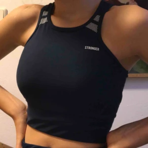  - Skit snygg och bekväm croptop/sportbehå från stronger. Köpte den i slutet av sommaren men har bara använt ett fåtal gånger pga köpte fel storlek, så är i princip nyskick. Väldigt skön att träna i! Skriv för frågor! ❤️ (nypris: 400 kr) FRAKT INGÅR
